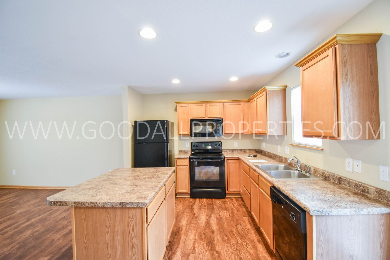 Now $1,550! Spacious Urbandale Townhome with 2-Car Garage & Lawn Care Included – photo 4