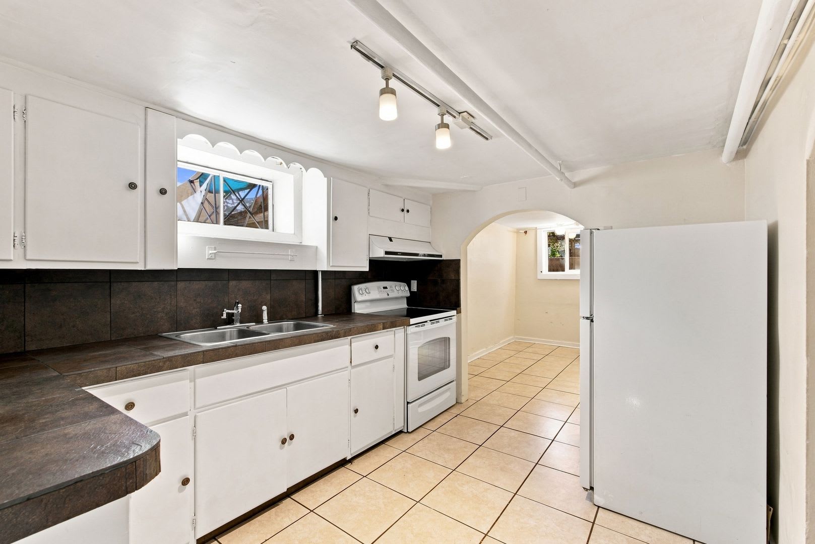 2 Bed / 1 Bath Garden-Level Apartment – Available NOW!! – photo 5