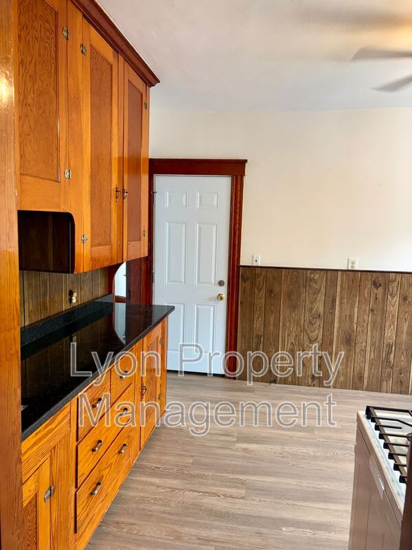 676 Grove St – photo 4