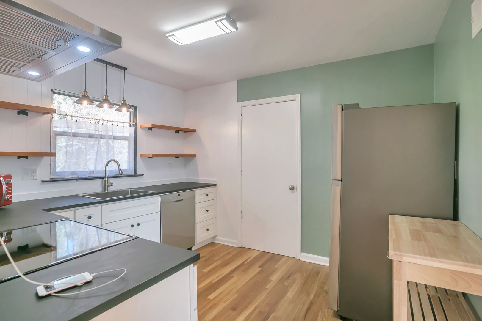 Room in 4 Bedroom Home at Santa Monica Dr – photo 3