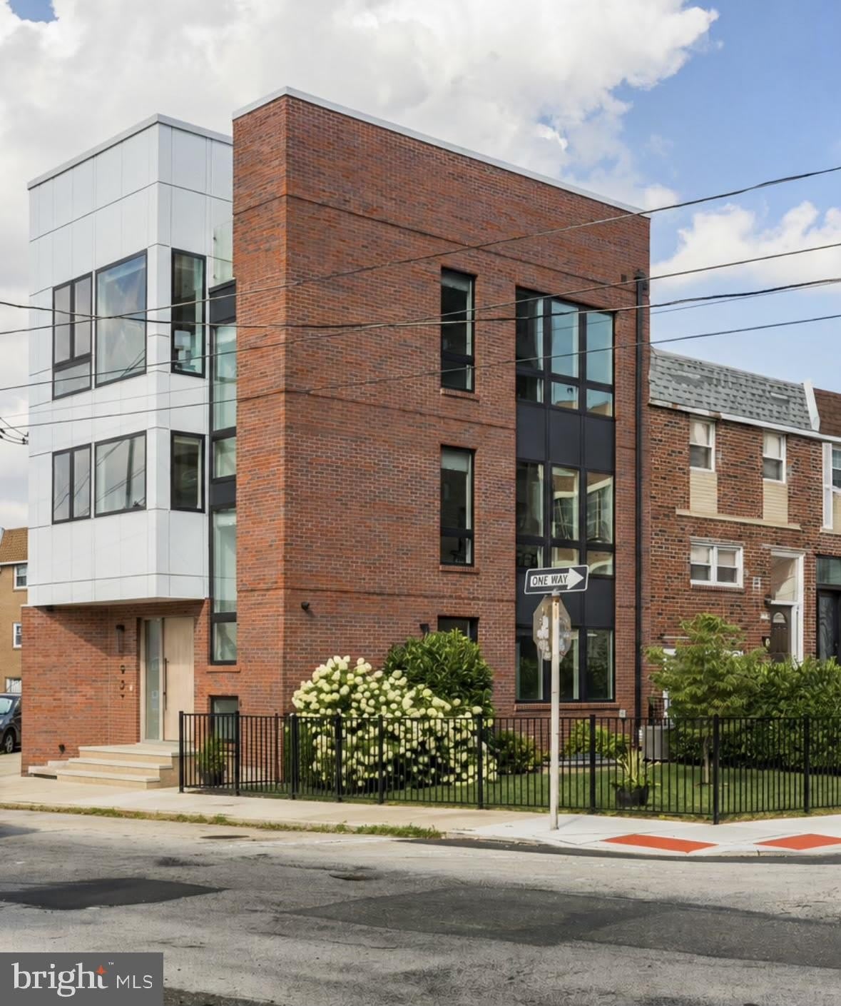 527 BROWN Street – photo 1