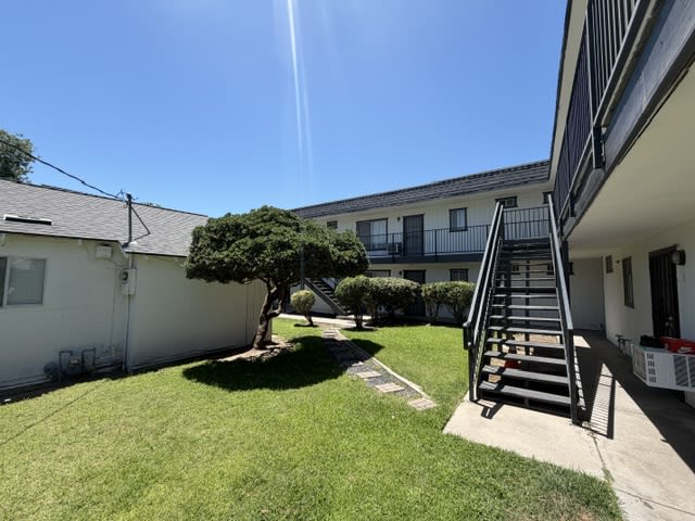 935 Kenwood Avenue – photo 3