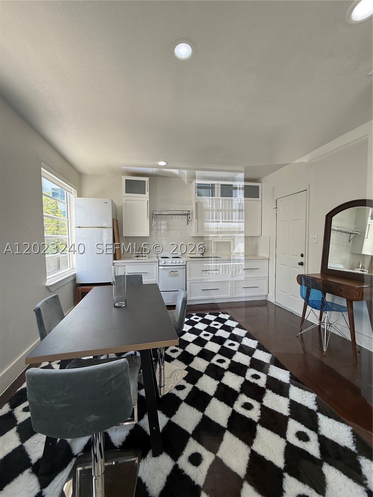 723 2nd St – photo 5