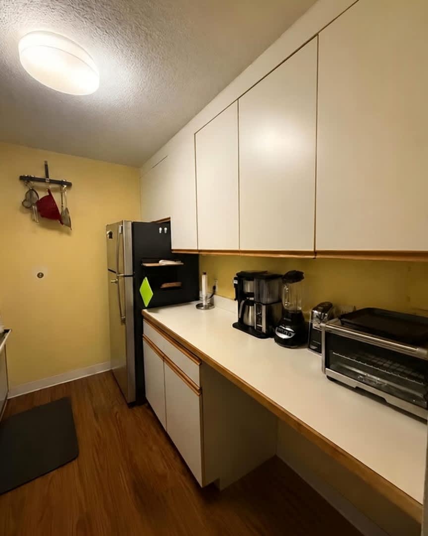 Furnished 1-Bedroom at Brook House – Balcony, Separate Dining Area & Flexible Lease Terms – photo 3