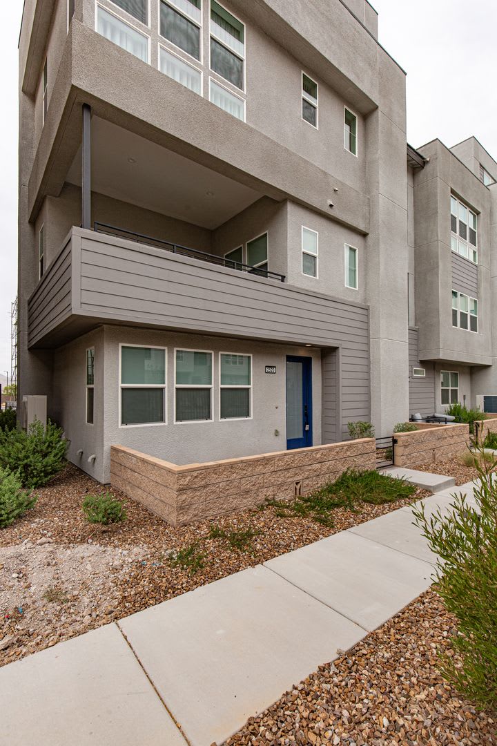 4 bedroom Upscale Townhome – photo 1