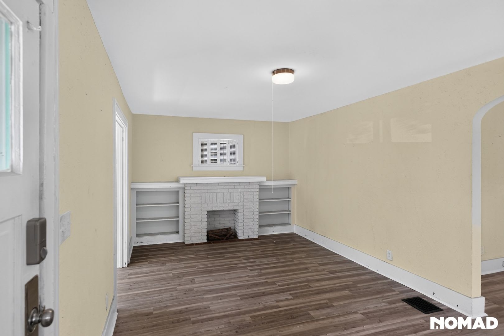 Large 2Bed/1Bath + Dining Room + Living Room + Sunroom in Kenmore – photo 3