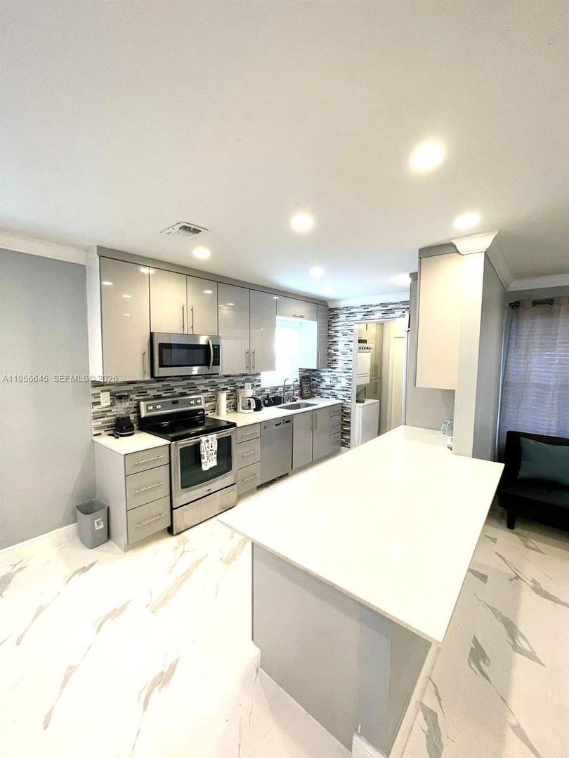 223 SW 10th Street 0, Hallandale Beach, FL 33009 – photo 2