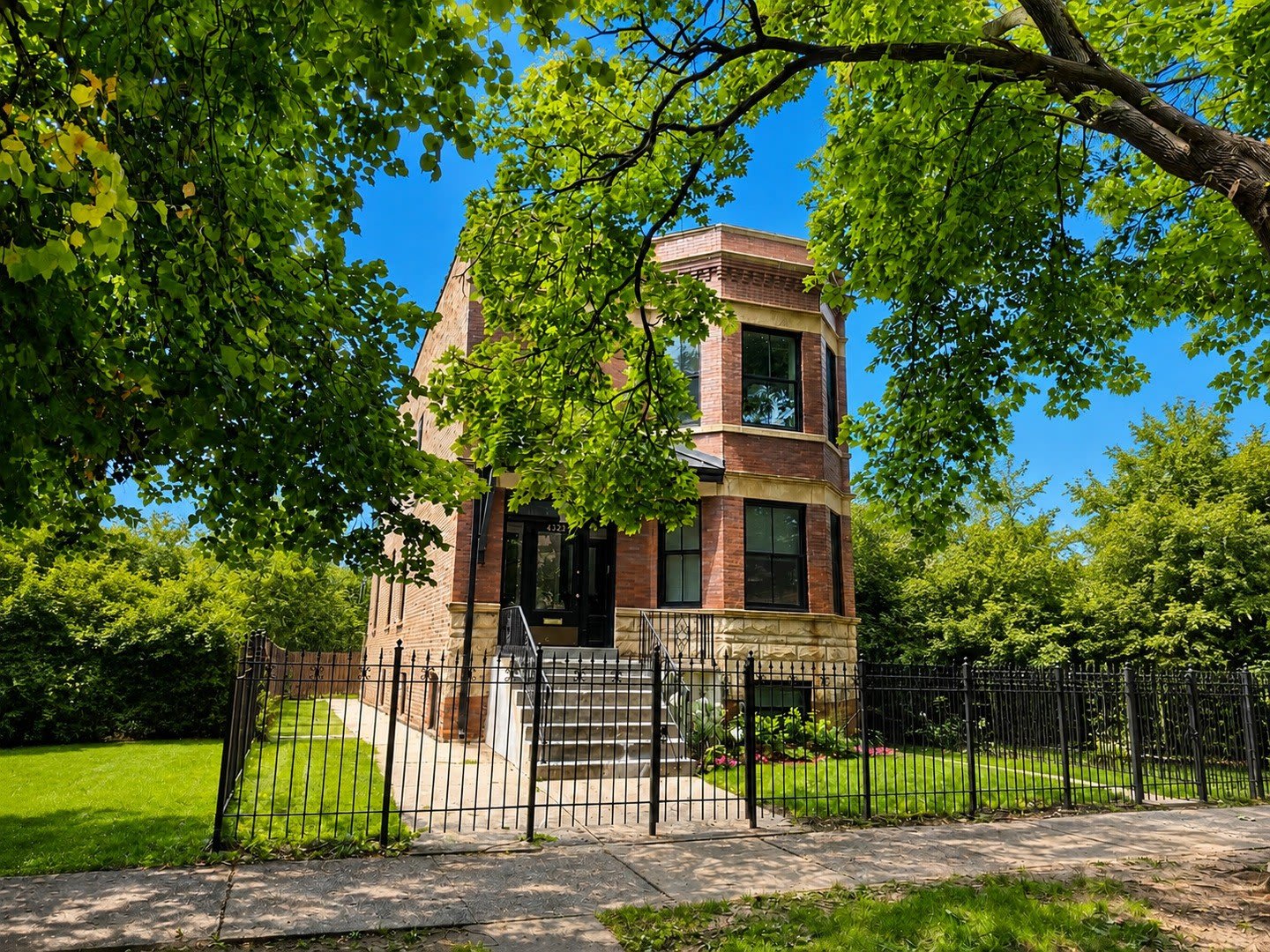 4322 N Leavitt Street – photo 1