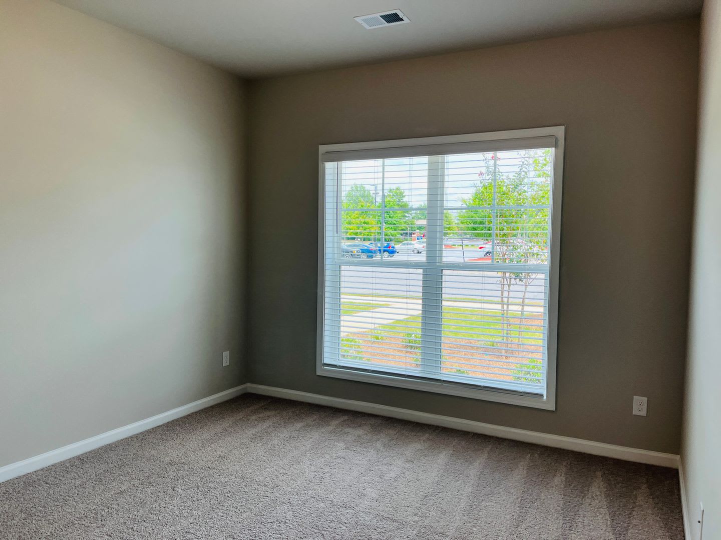 LIKE NEW Townhome located on the Newnan LINC! MUST SEE! – photo 4