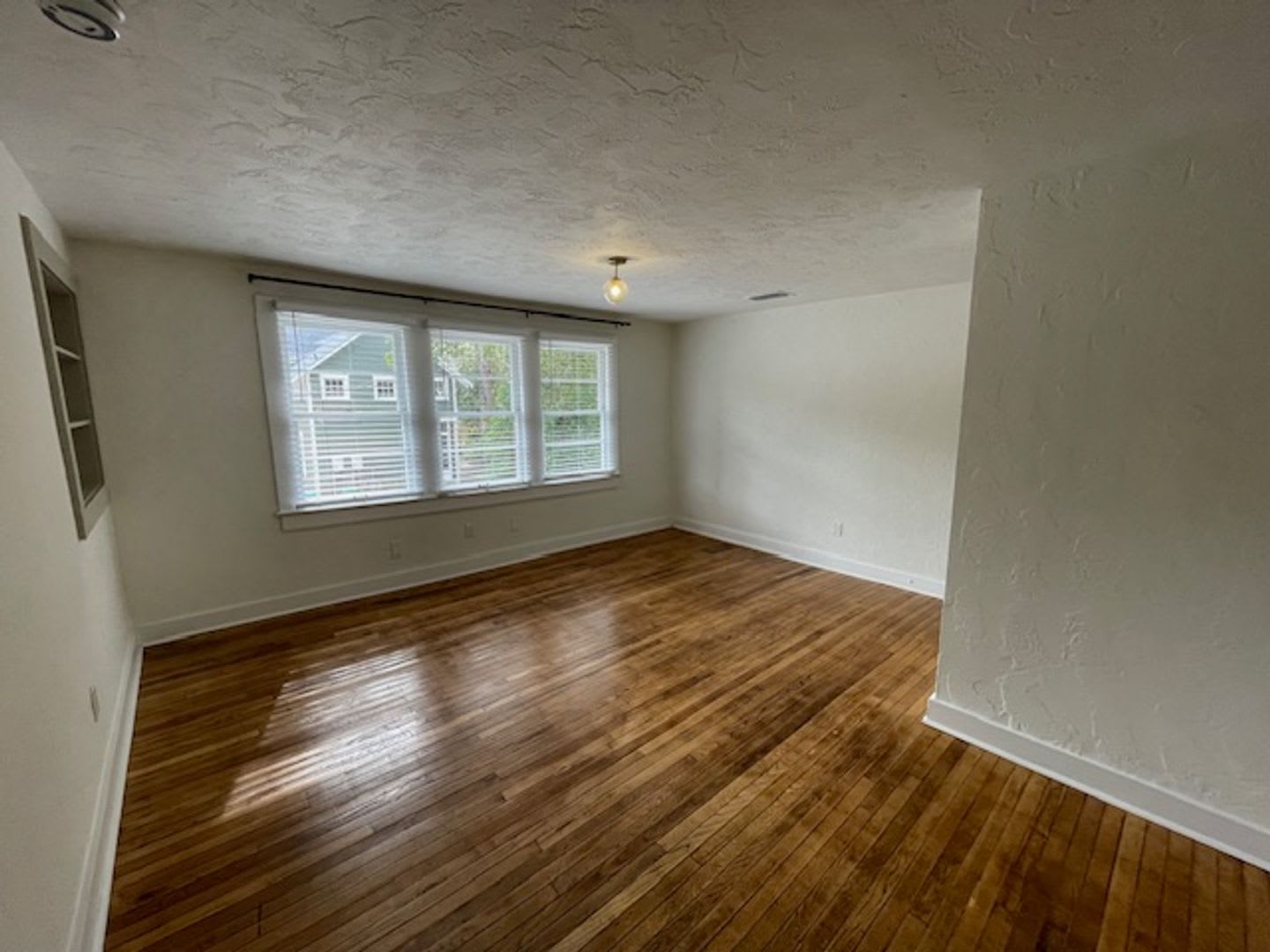Recently Renovated 2 Bedroom Apartment in Duckpond – photo 1