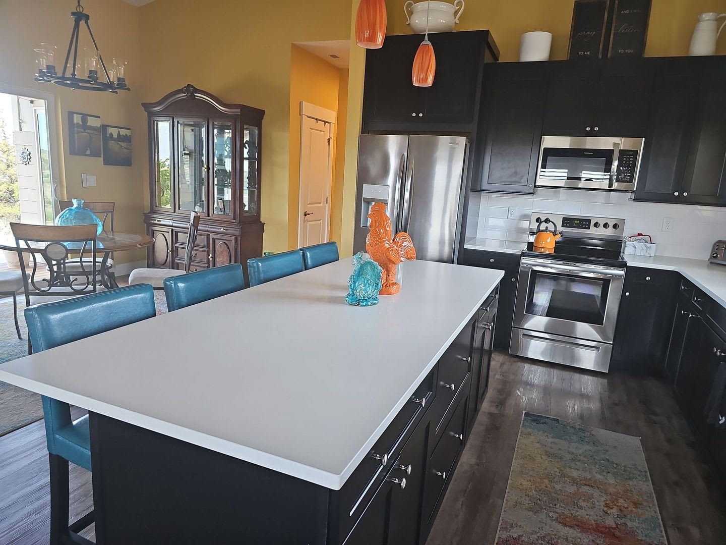 Fully Furnished Home with Stunning Cascade Mountain Views – Flexible Lease Options – photo 4