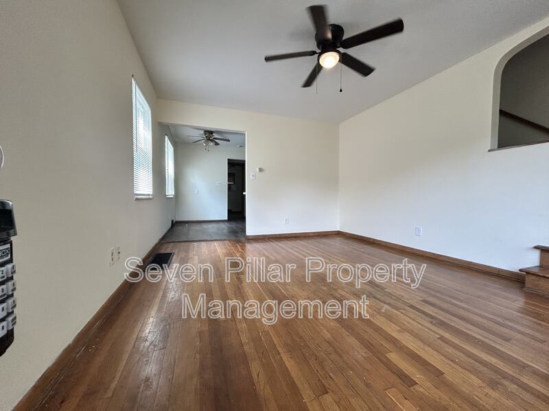 323 S Napoleon Ave – photo 2