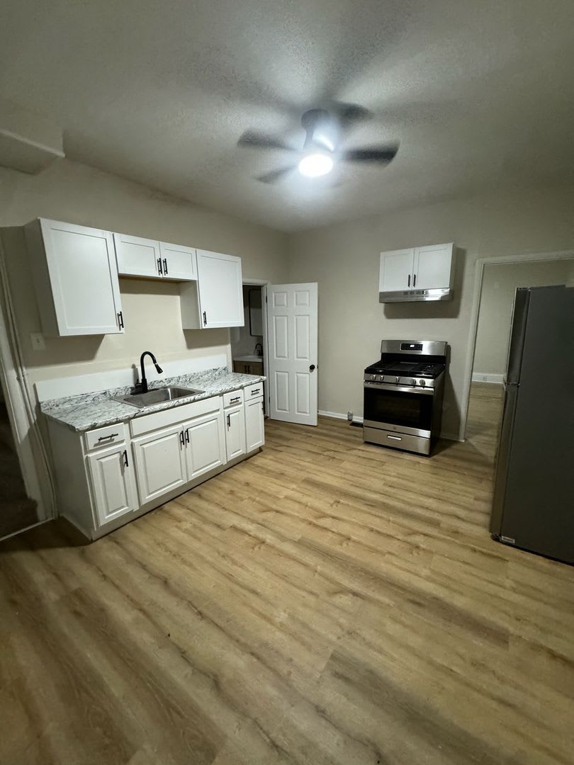 Charming 2BR Home in McKees Rocks, Section 8 Considered!! – photo 2