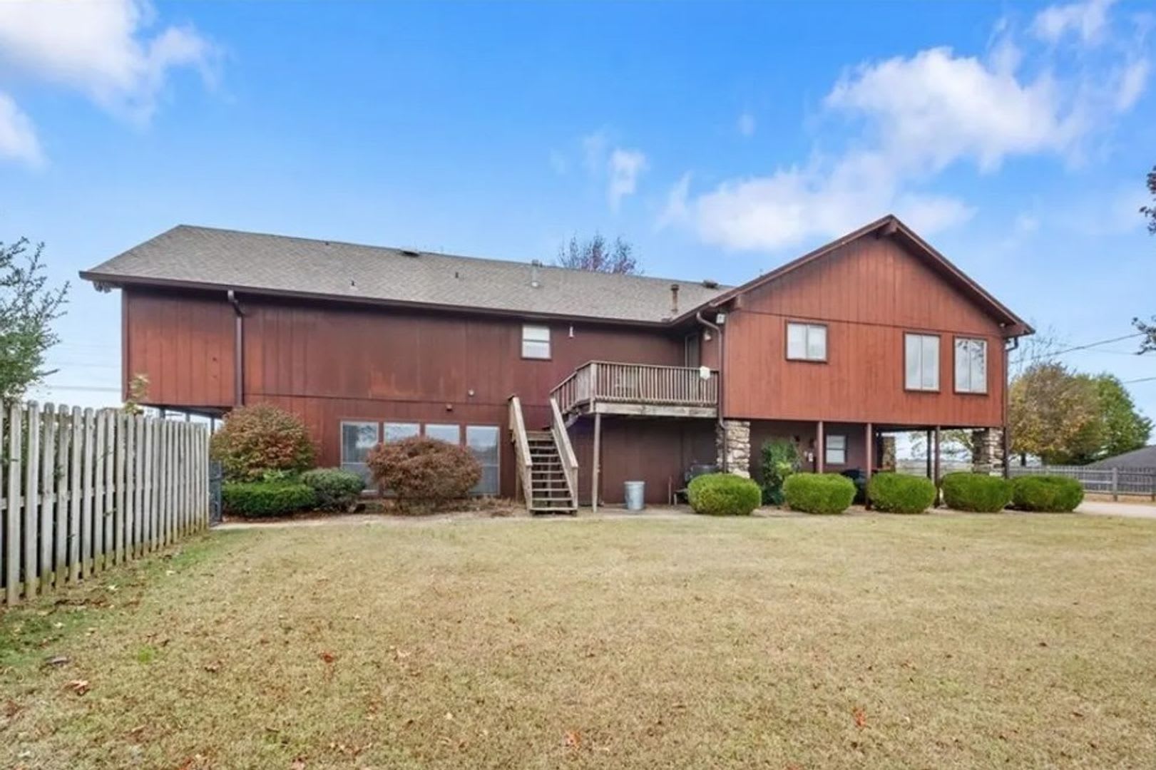 Large home with shop buildings on 10 acres – photo 2