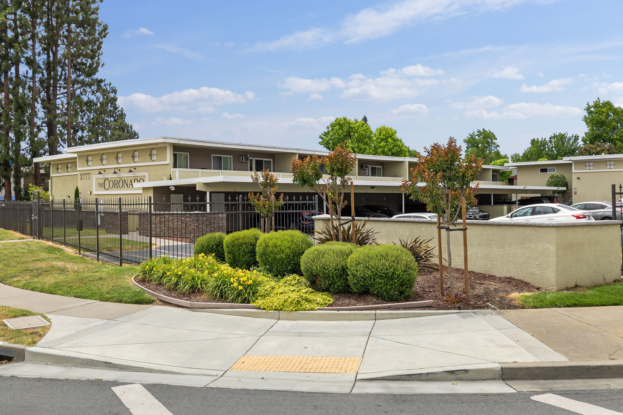 Coronado Apartments – photo 2