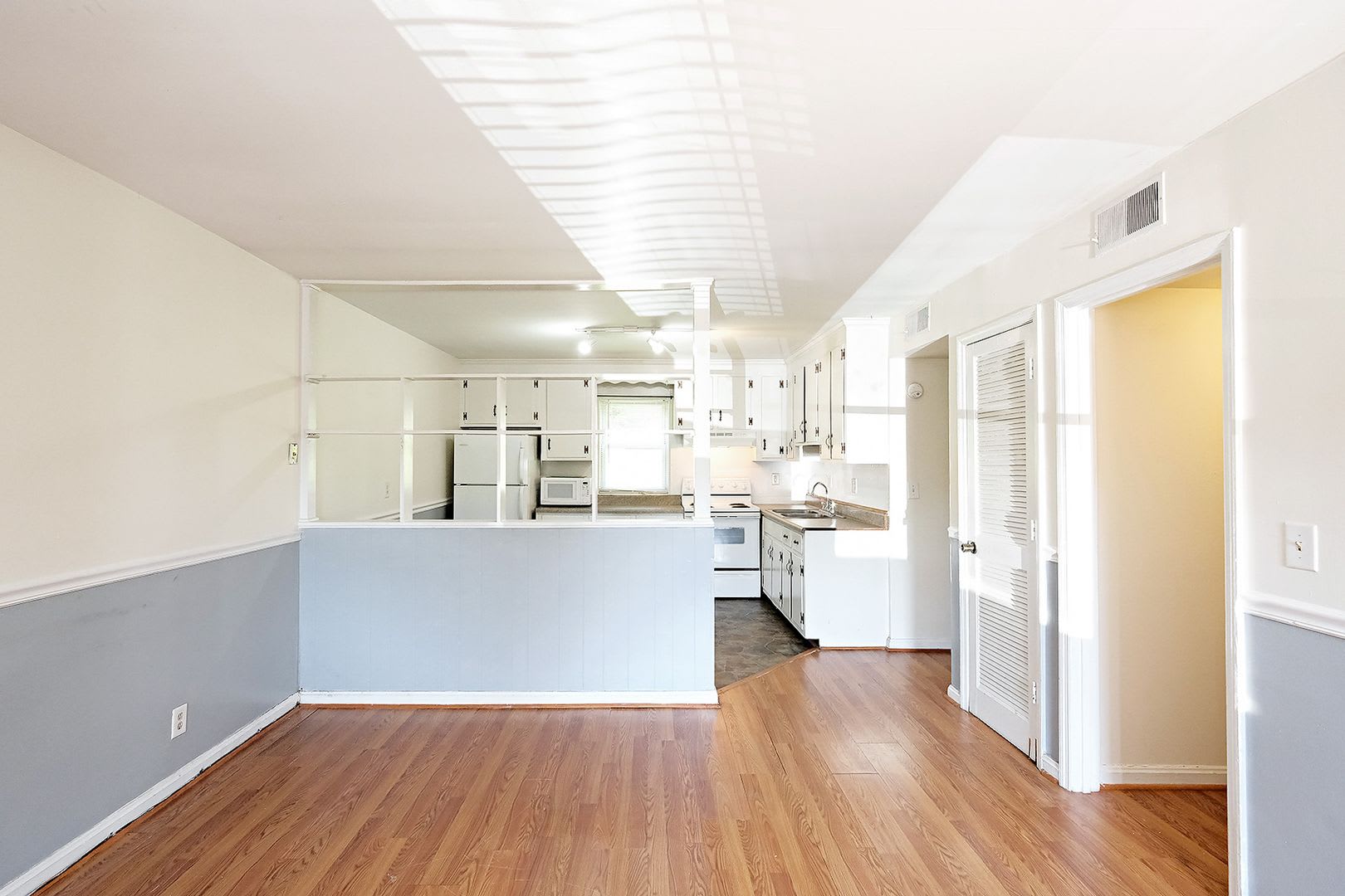 Pet-Friendly 2BR Apartment in Convenient Louisa Location – photo 2