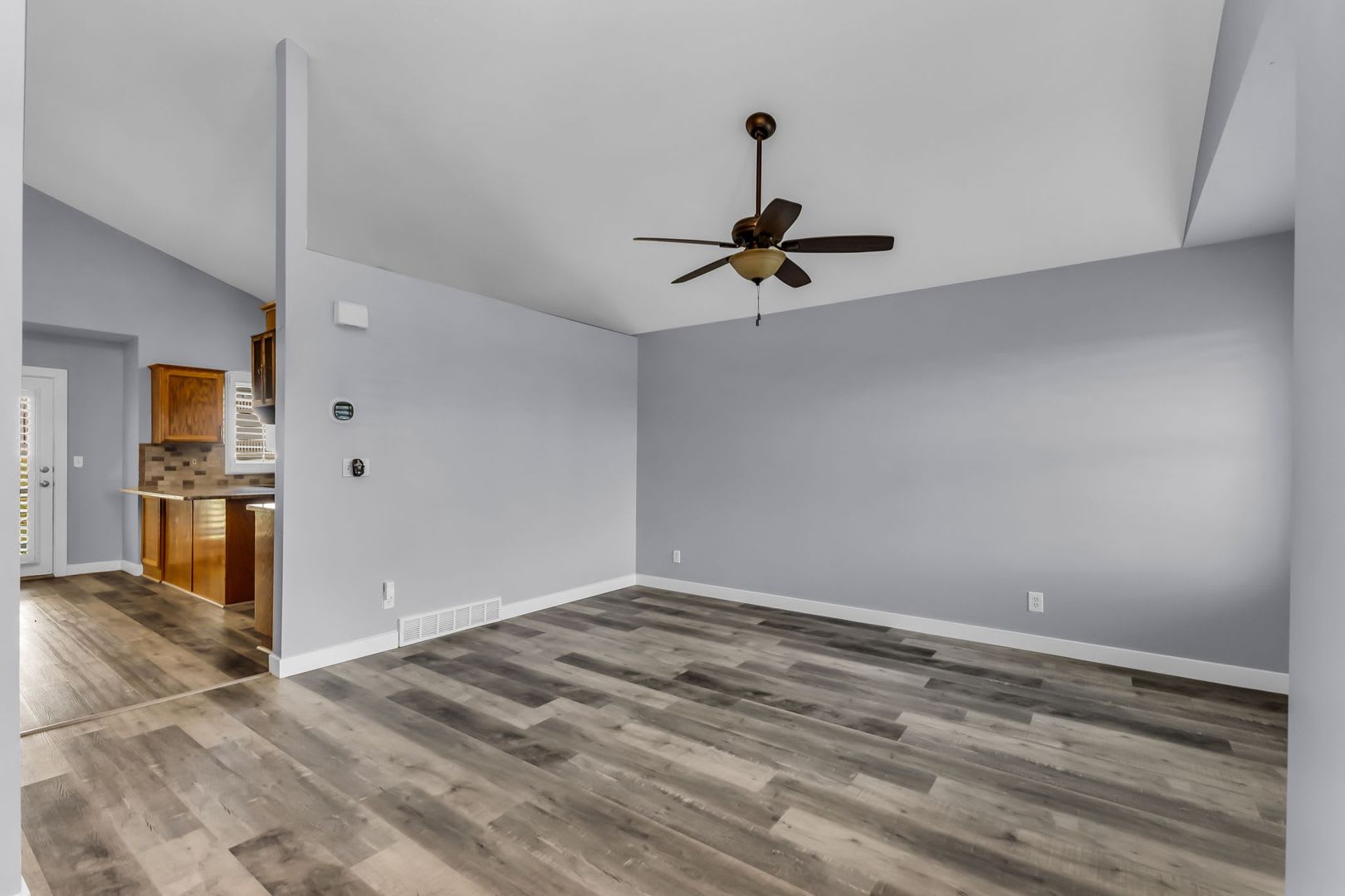 Spacious Multi-Level Layton Home with Fenced Yard & Modern Finishes – photo 4