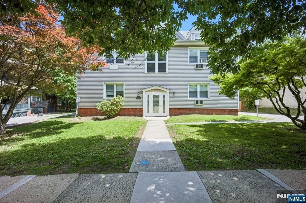 44 Gates Avenue – photo 1