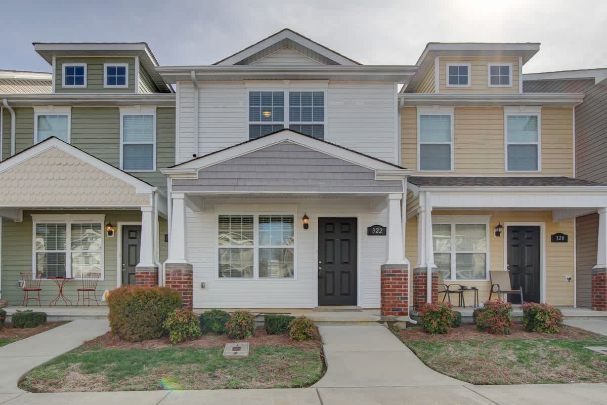 Charming Townhome Close to the Interstate! – photo 1