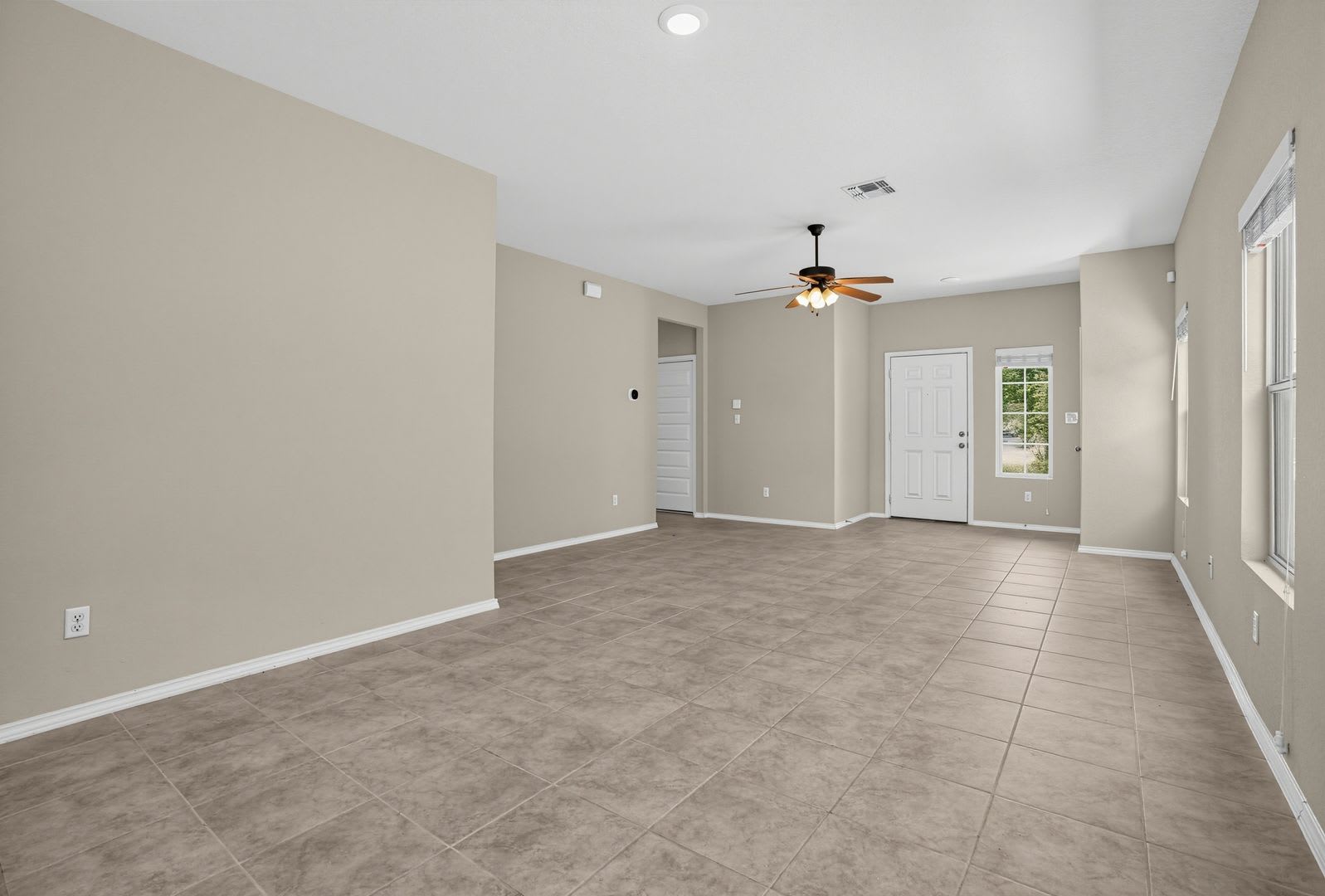 Spacious 4-Bedroom Home with First-Floor Primary & Upstairs Loft in Abbott Place – photo 4