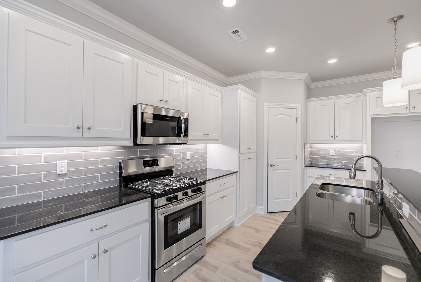 Move In Ready Blossom Hills Gem 4 Br Home With Premium Finishes – photo 4