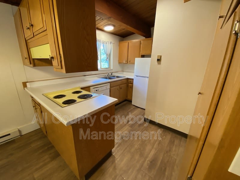 1000 E. Garfield St. – photo 2