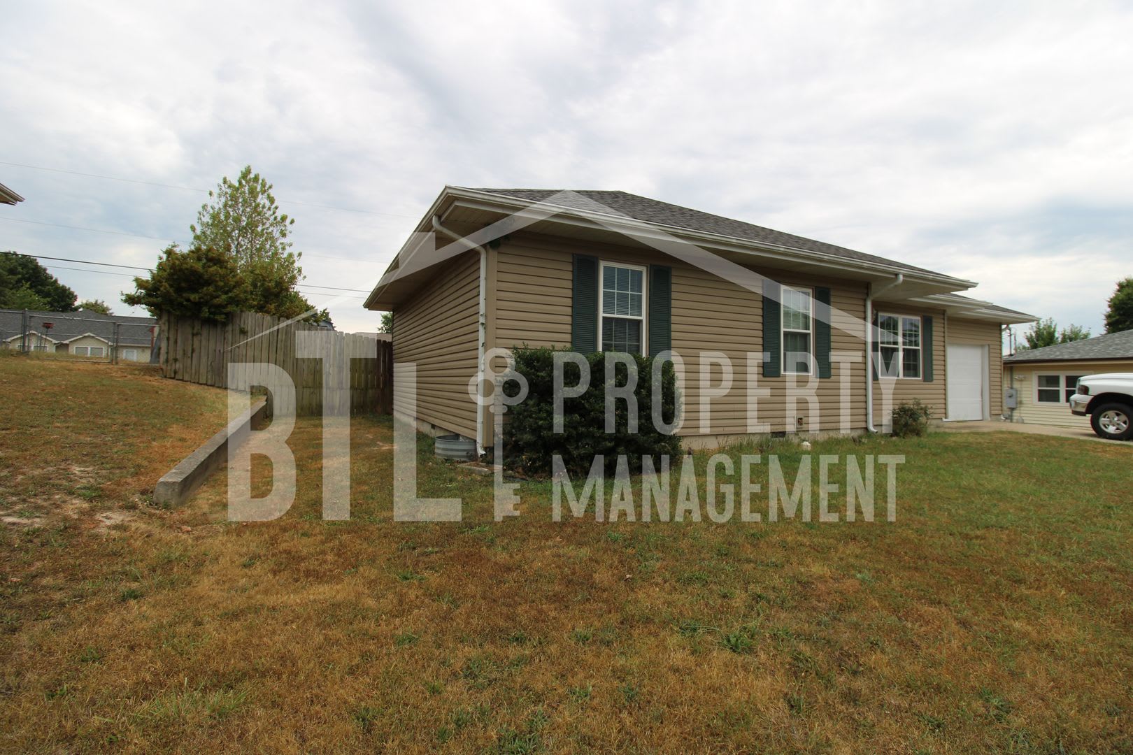 Charming 3-Bedroom Home in Branson – Pet friendly and Fenced yard! – photo 2
