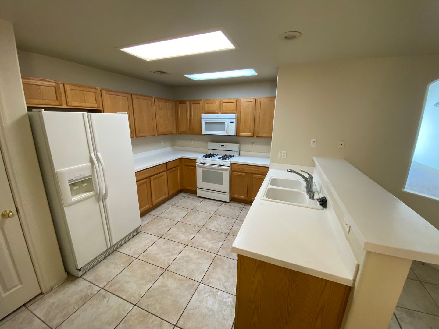 Great 3 bed 2.5 bath townhouse located near Summerlin – photo 4
