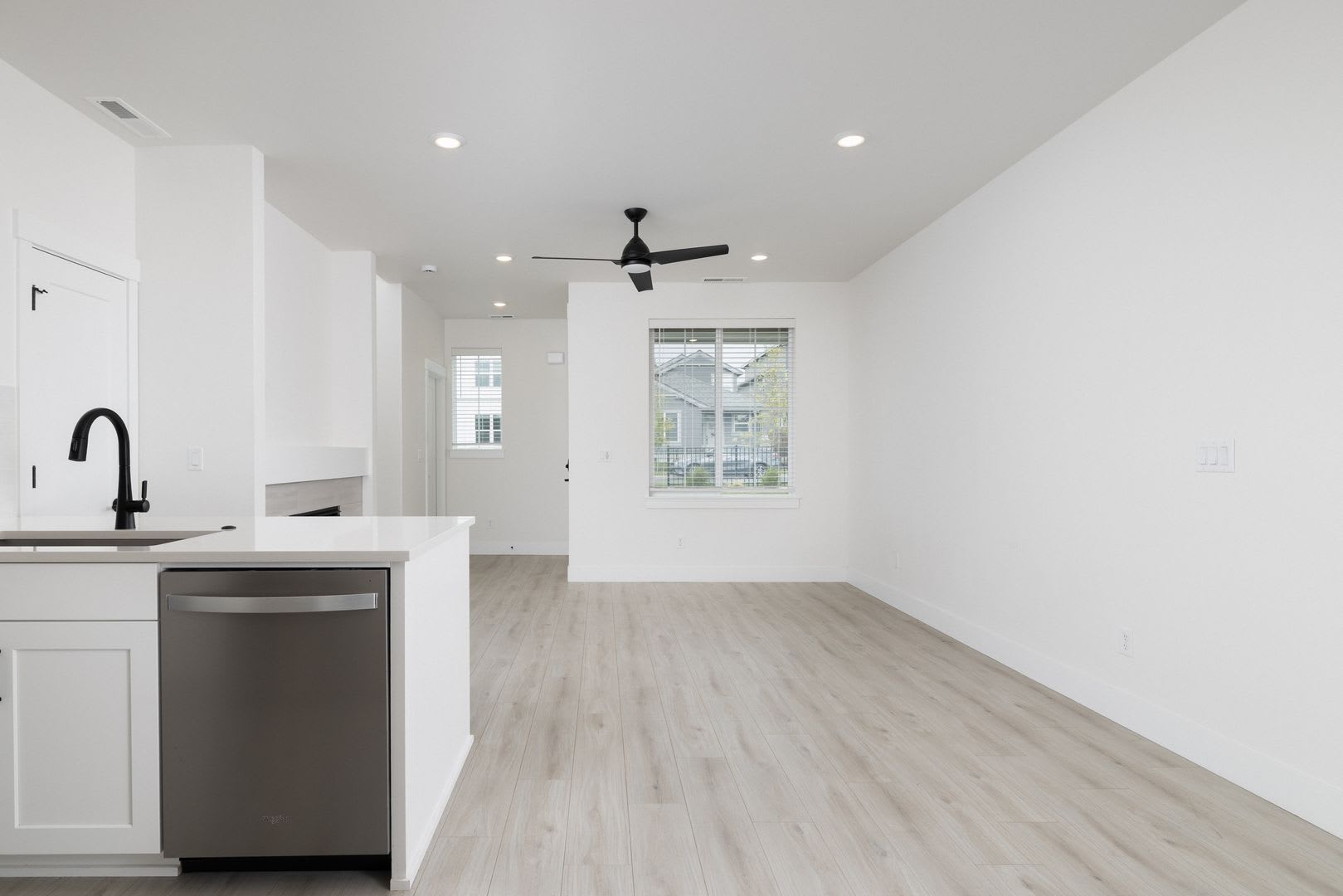 Modern 3 Bed 2.5 Bath Townhome with Resort-Style Amenities. Rent Credit & Pets OK! – photo 4