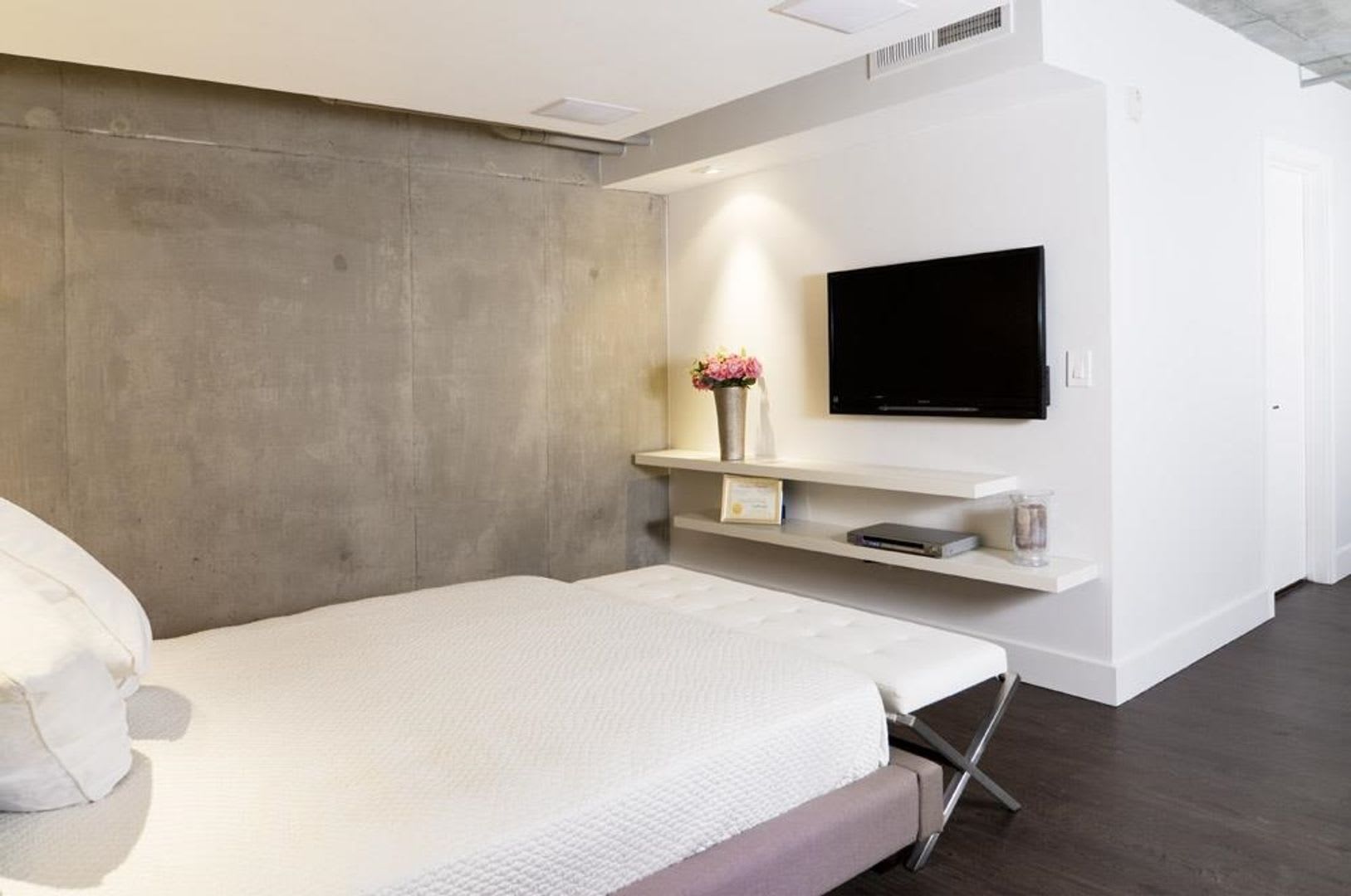 Modern condo in the prestigious DOMA building! – photo 5