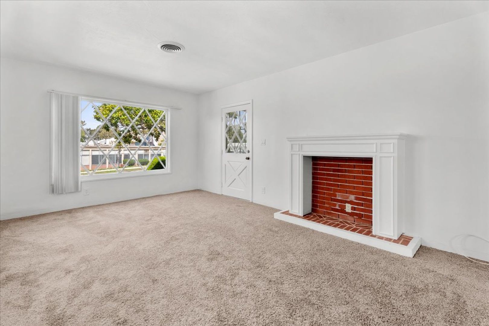 Spacious 4-Bed Home with Backyard, Garage & Prime Westside Access – photo 2