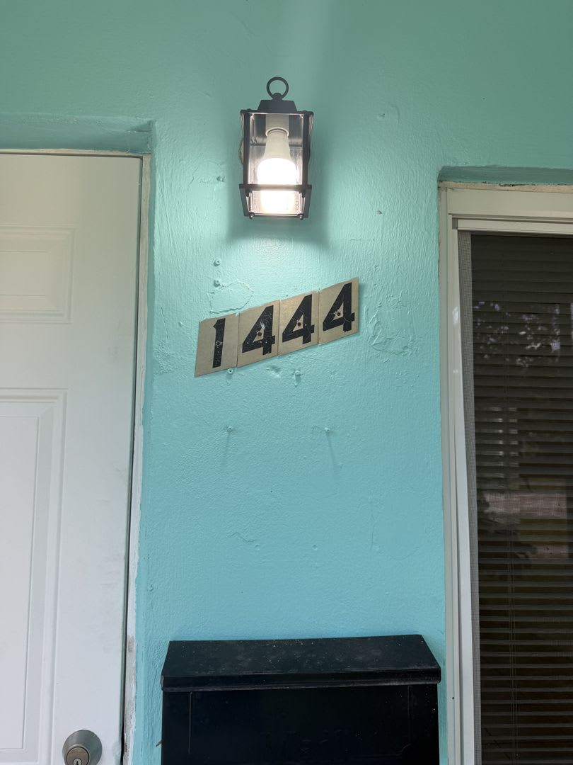 Freshly rehabbed, centrally located 2/1! – photo 4