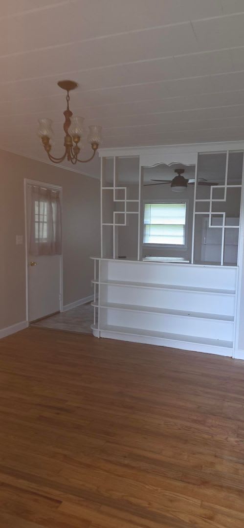 3 Bed 1 Bath House with Spacious Backyard – photo 5