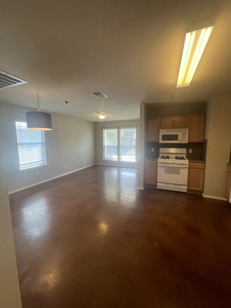 2 bedroom 1 bath adorable home – photo 3