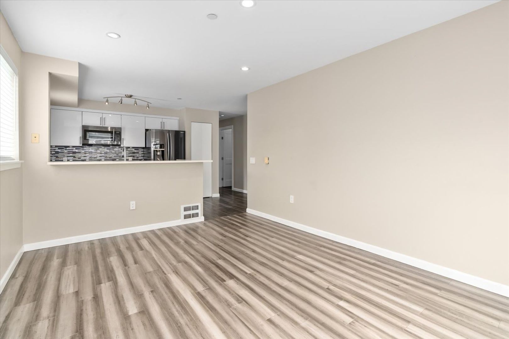 Modern 1 Bedroom and 1 Bathroom Unit Nestled in the Friendly Lake City Neighborhood of Seattle! – photo 5