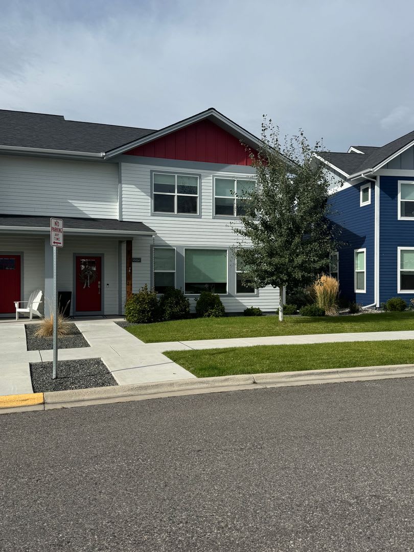 Gorgeous Townhome for Rent in the Lakes Neighborhood! Walking Distance to Parks and Lakes! – photo 2