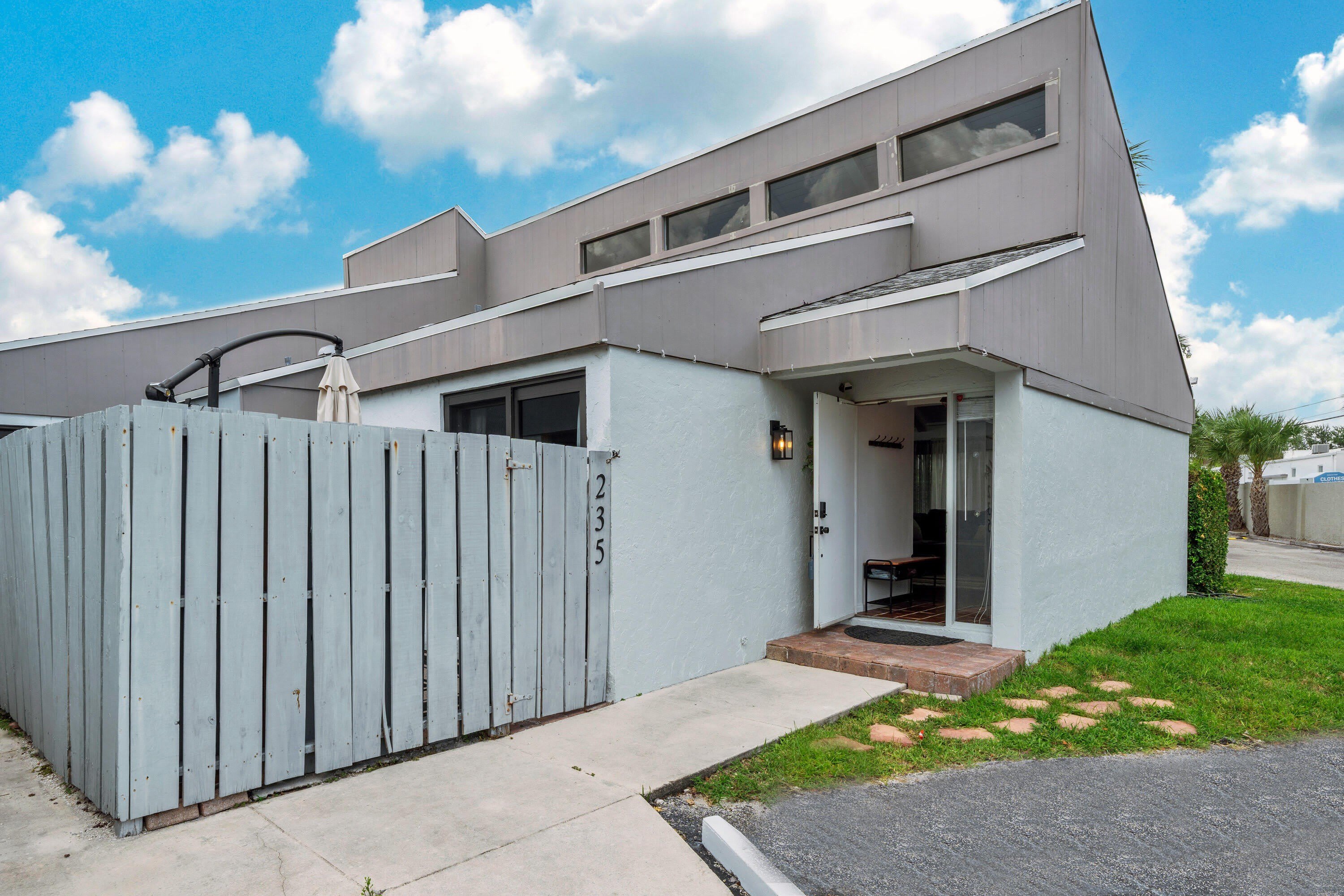 235 Nw 15Th Street – photo 1