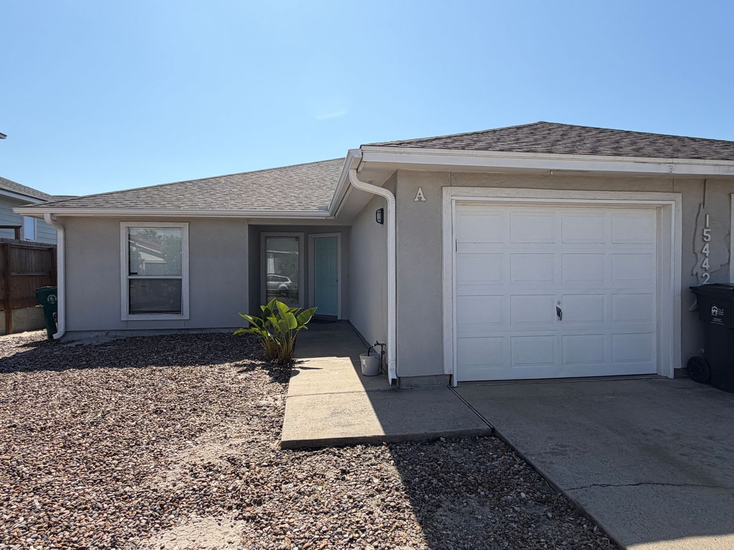 THREE BEDROOMS TWO BATH ONE STORY DUPLEX – photo 2