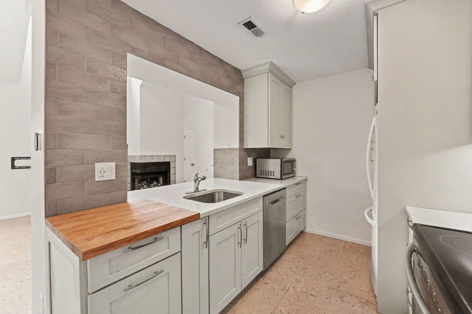 Bright Top-Floor 2 Bed, 2 Bath Condo with Loft & Vaulted Ceilings – photo 4