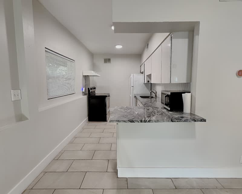 3801 1 2 W Palmira Ave – photo 2