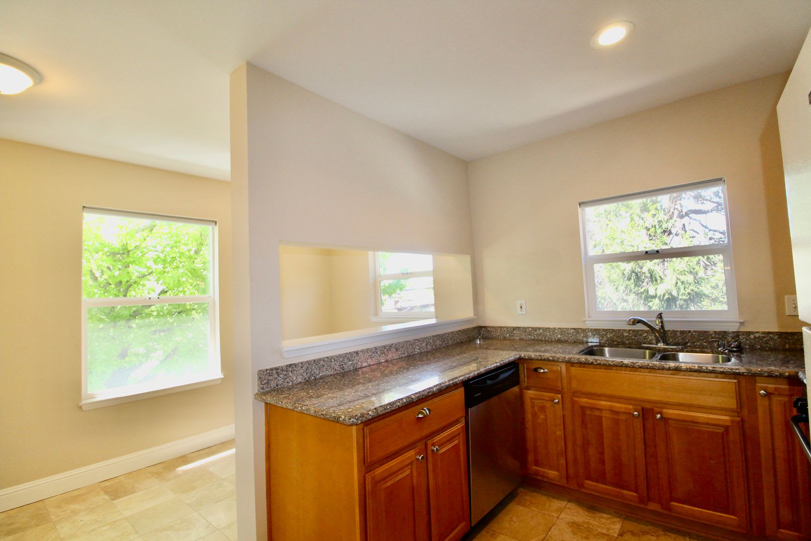 Two story unit w/ spiral staircase blocks from downtown Berkeley! In unit washer dryer! – photo 3