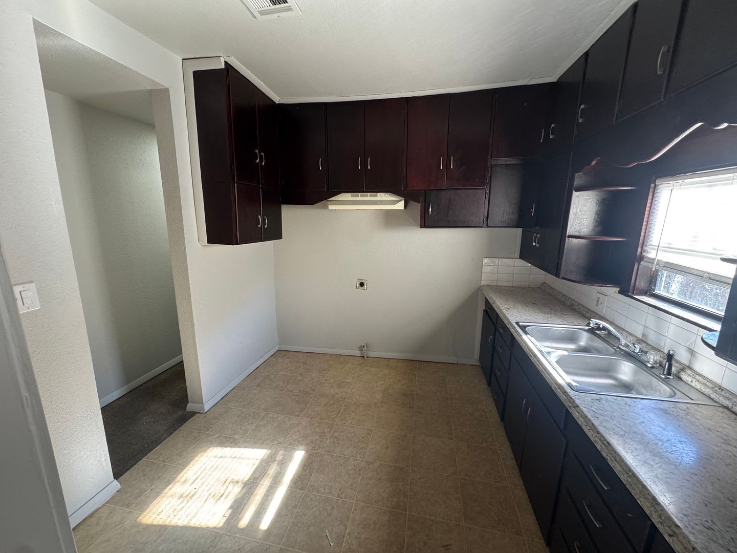 Cozy Three Bedroom House for Rent! – photo 5