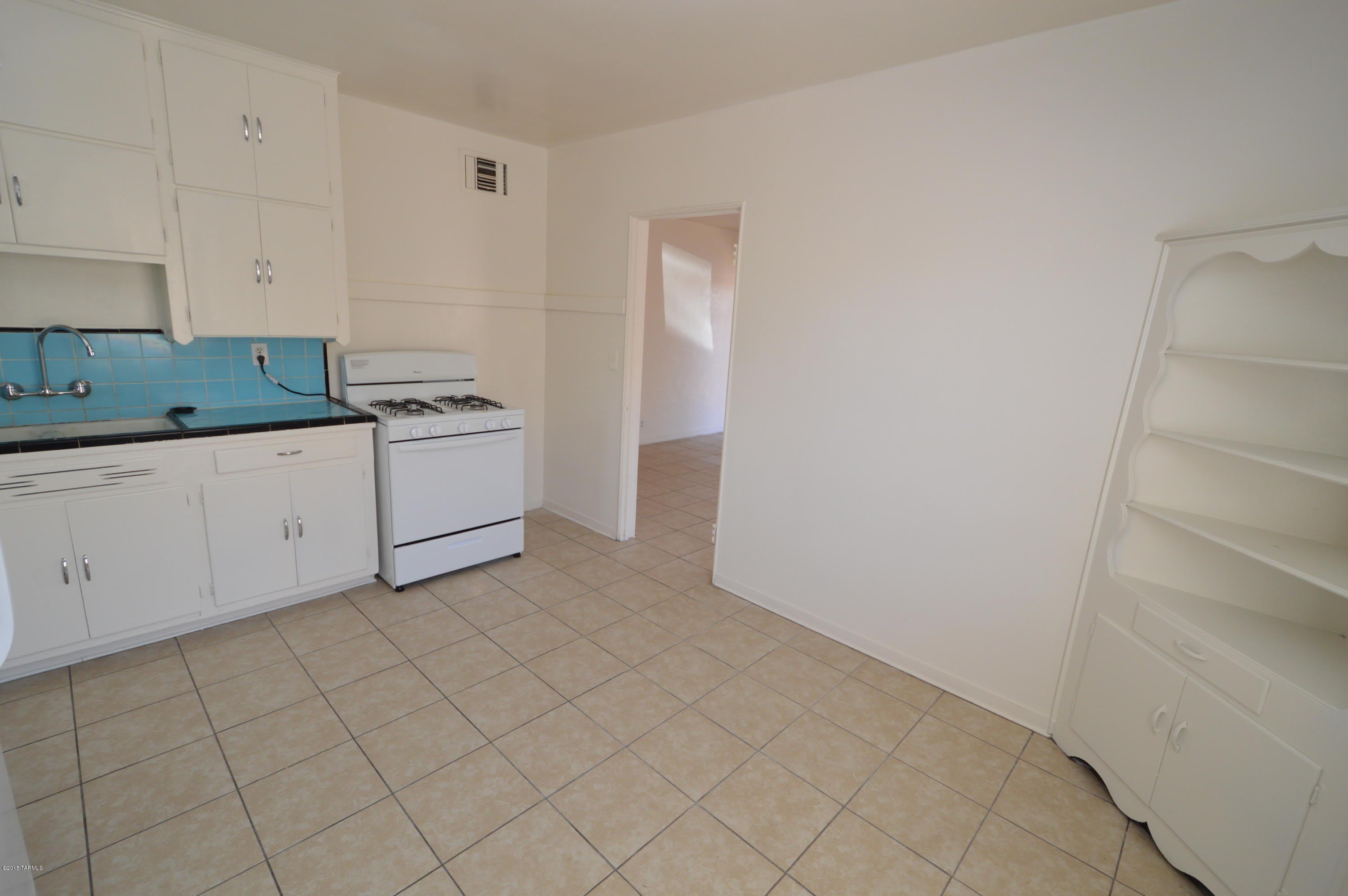 2425 N Los Altos Avenue – photo 5
