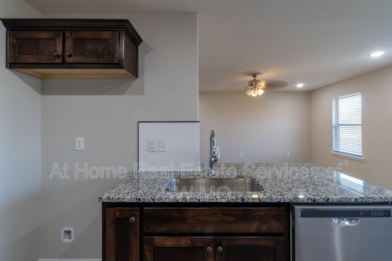 1802 S 15th Ave – photo 2