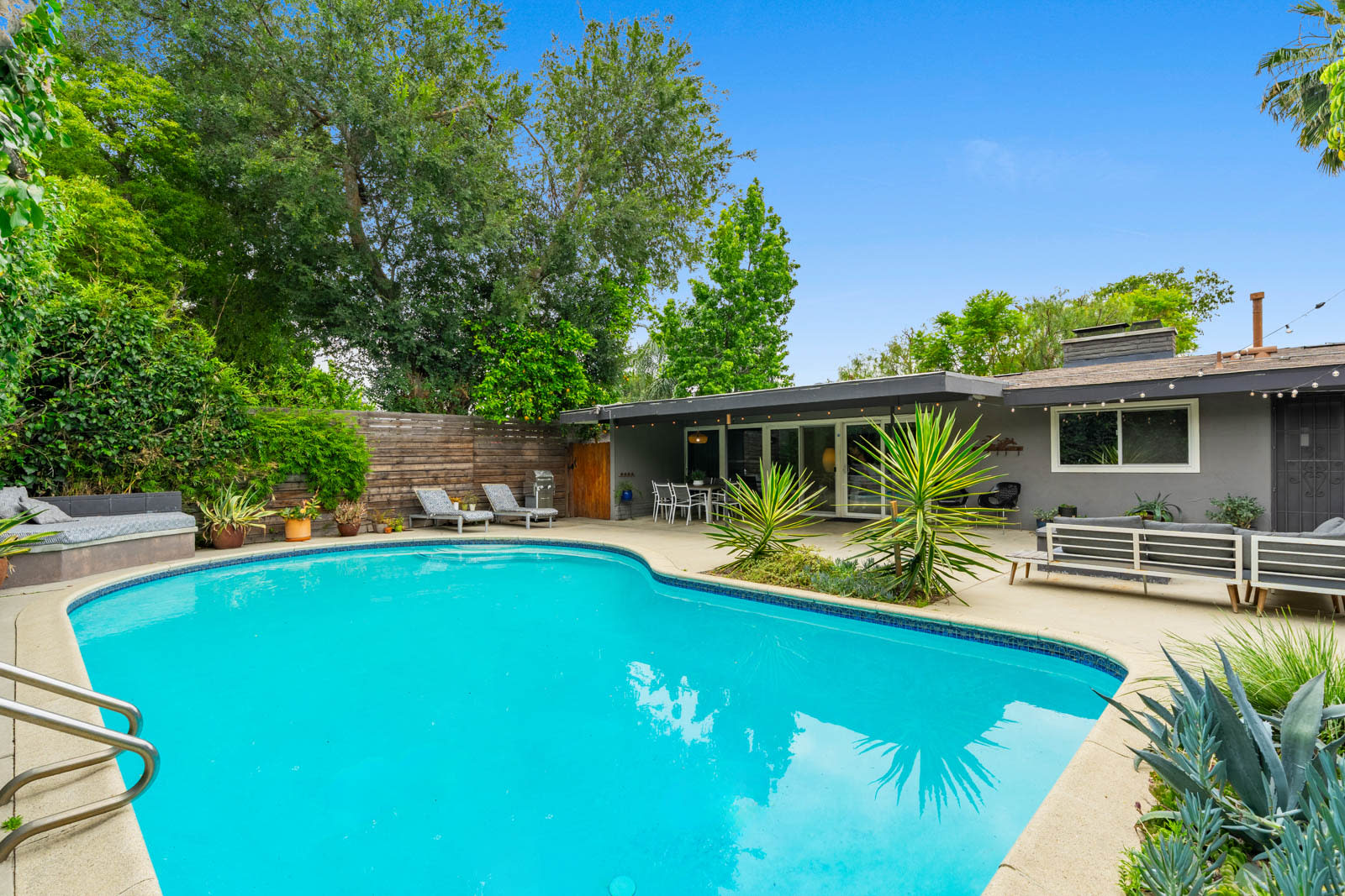 13557 Kittridge St – photo 1