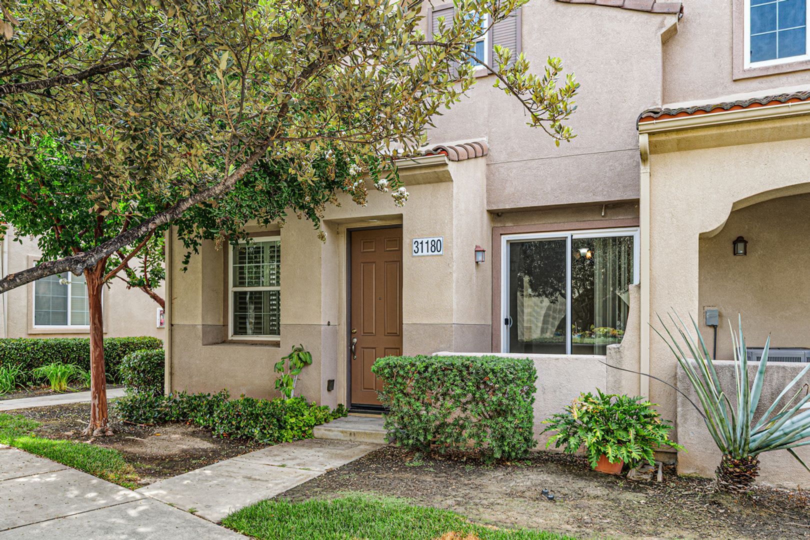 Two Story Townhouse In The Gated Community Of Temecula Lane 3Br 2 5Ba 1 586 Sqft Patio 2 Car Attached Garage – photo 1