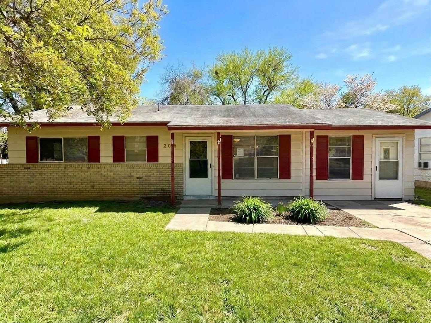 Cozy & Convenient – 3 Bedroom Home Near Shopping & Highways! – photo 1