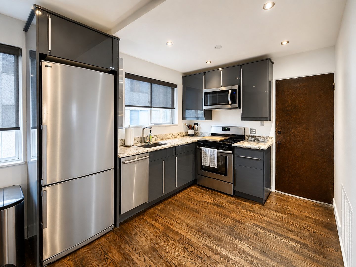 FULLY FURNISHED Turnkey Top-Floor Living in Gated Community Near City Park, Dining & Hospitals – photo 1