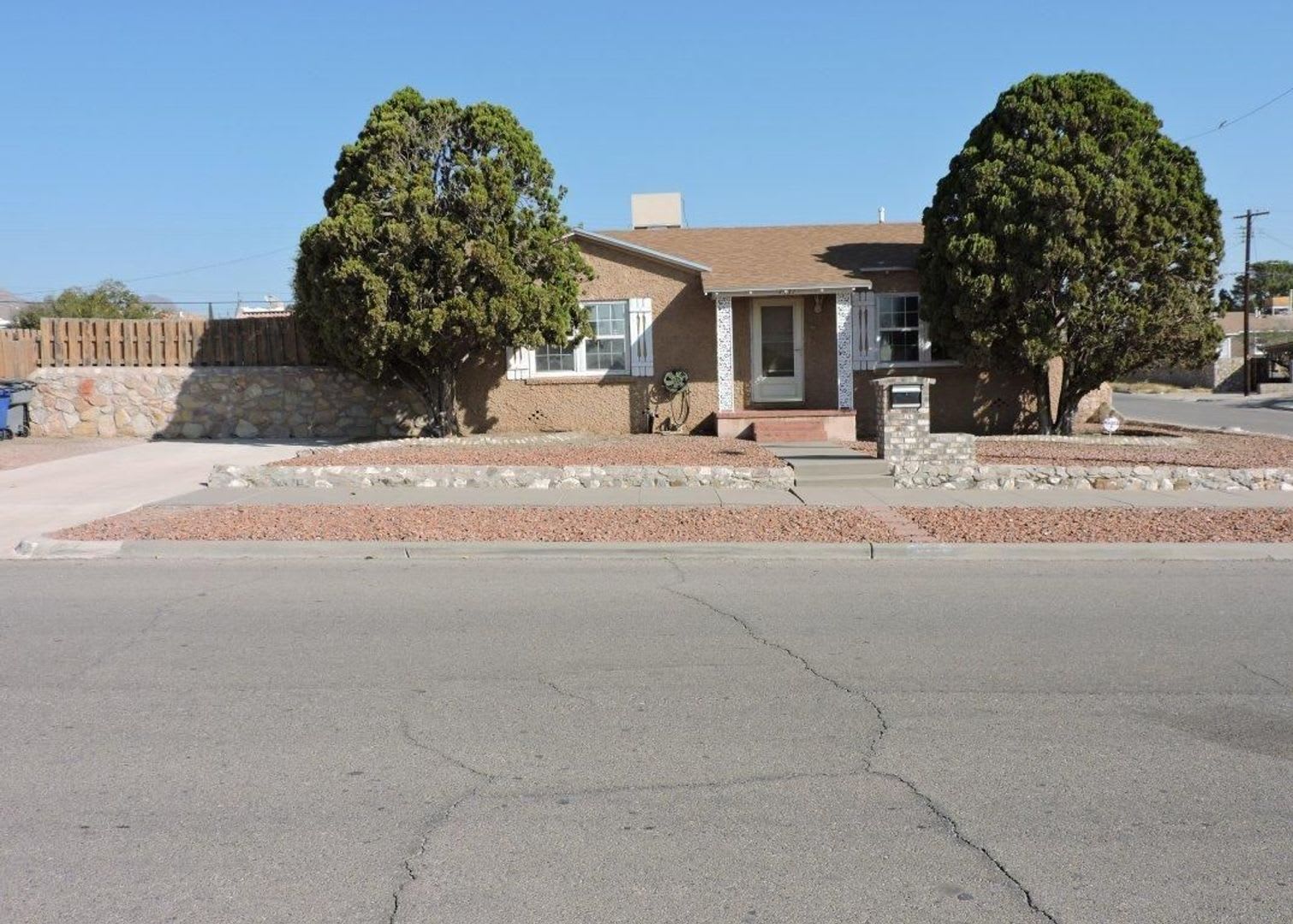 Spacious 3bed 2bath with Large Backyard! – photo 1