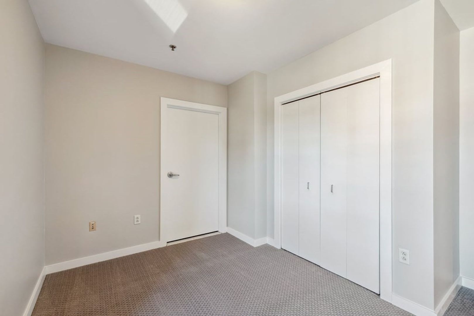 Charming 2 Bedroom-No Broker Fee – photo 3
